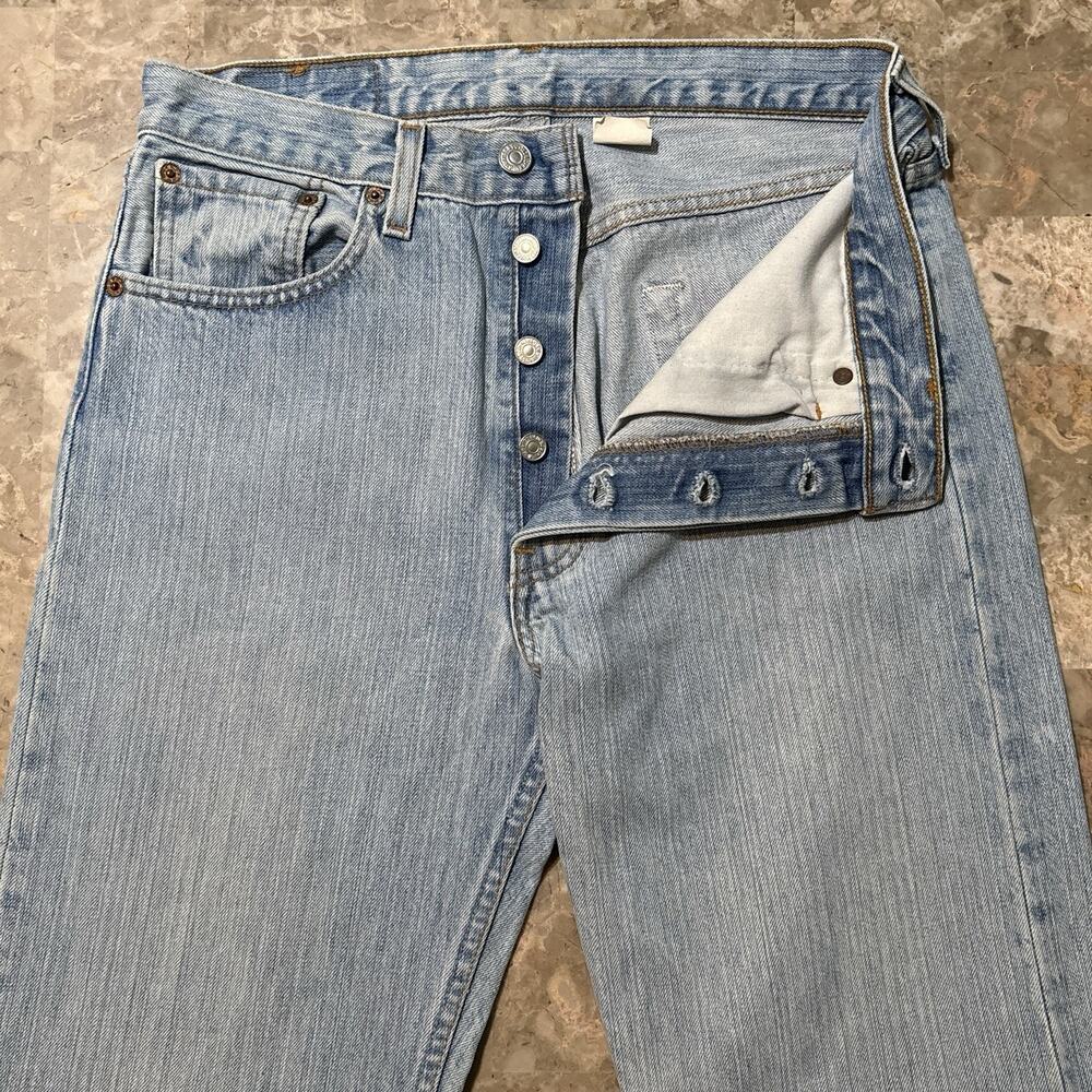 Vintage Levis Jeans Mens 32x32 Blue 501 Light Wash Straight Button Fly Denim